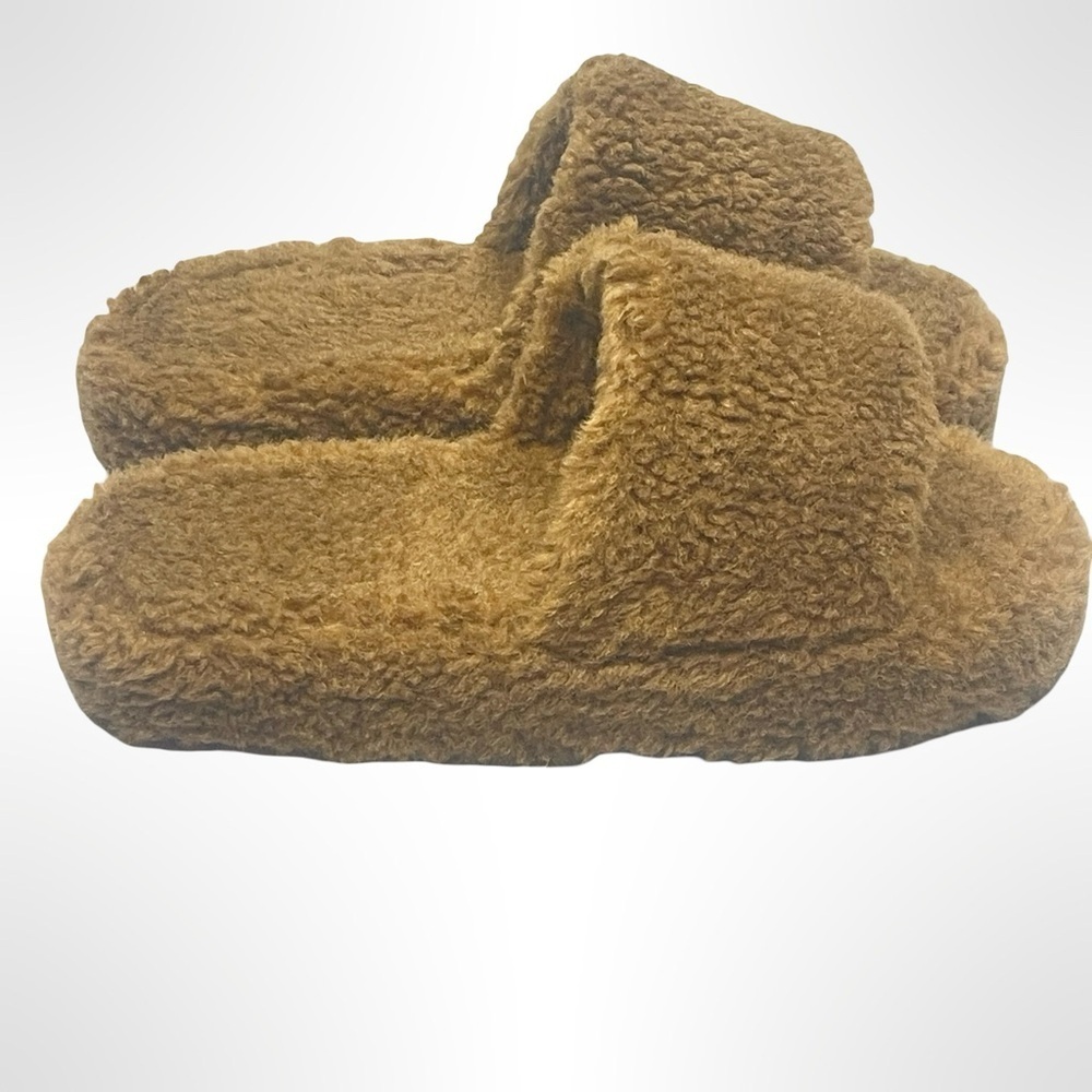 Posee Cozy Brown Fuzzy Slippers in mint condition size 39-40 - Picture 3 of 5